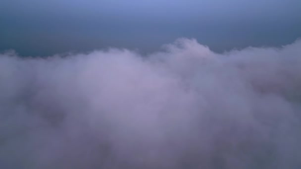 Een Drone Vliegt Pluizige Wolken Bij Zonsondergang Drone Vliegt Door — Stockvideo