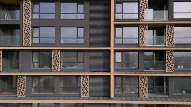 Modern bir konut binasının ön cephesinde uçan bir İHA 'nın hava görüntüsü.