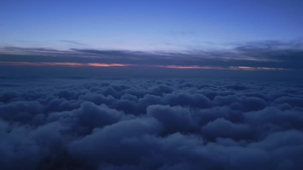 ドローンは日没時にふわふわした雲の上を飛ぶ ドローンは雲の中を飛んで 驚きと畏敬の感覚を生み出します — ストック動画