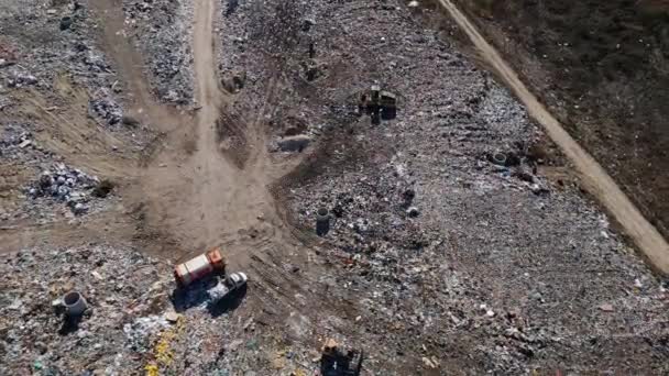 Luchtfoto Van Een Enorme Stortplaats Waar Bulldozers Werken Vrachtwagens Nieuw — Stockvideo