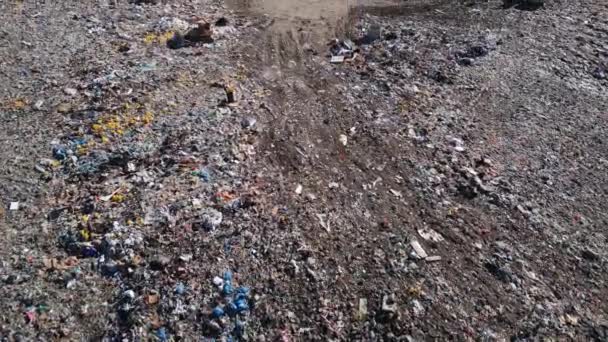 Luftaufnahme Einer Riesigen Mülldeponie Auf Der Bulldozer Arbeiten Und Lastwagen — Stockvideo