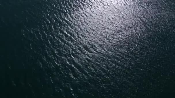 Вид Воздуха Величественное Пространство Синего Моря Кружащимися Волнами Яркий Блеск — стоковое видео
