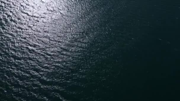 Вид Воздуха Величественное Пространство Синего Моря Кружащимися Волнами Яркий Блеск — стоковое видео