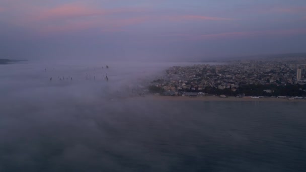Vista Aérea Una Ciudad Varna Amanecer Envuelta Niebla Matutina Países — Vídeos de Stock
