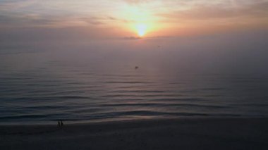 Güneşin doğuşunun havadan görünüşü, sabah sisi örtüsü ve sabah güneşleri parlıyor..