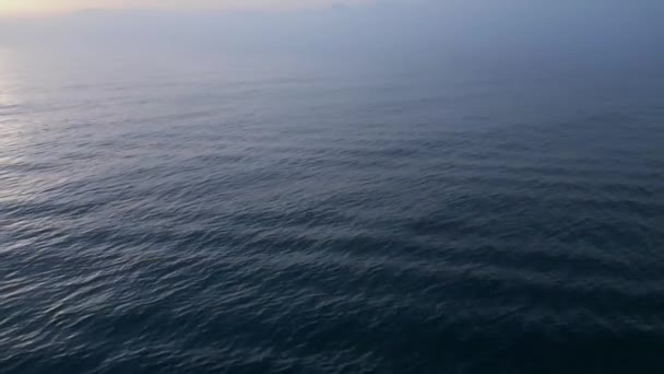 Воздушный Вид Море Восхода Солнца Покрывалом Утреннего Тумана Утренними Солнечными — стоковое видео