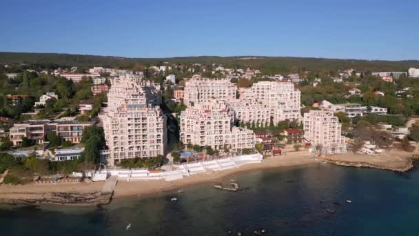 一个奢华的现代海滨住宅区的空中景观 — 图库视频影像