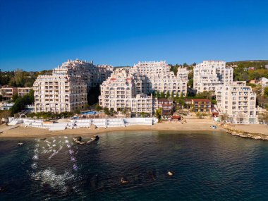 Lüks, modern deniz kıyısındaki konut kompleksinin hava manzarası.
