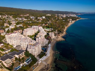 Lüks, modern deniz kıyısındaki konut kompleksinin hava manzarası.