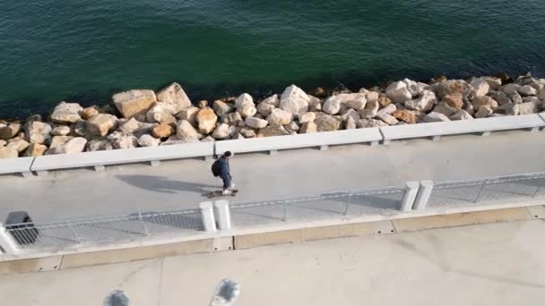 Bir Adam Deniz Kenarındaki Bir Güvertede Uzun Bir Sörf Tahtasına — Stok video