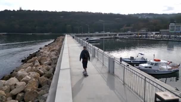 Homem Monta Longboard Passeio Marítimo Visto Drone — Vídeo de Stock