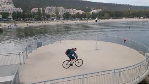 Uomo Con Uno Zaino Bicicletta Lungo Lungomare Visto Drone Volante — Video Stock