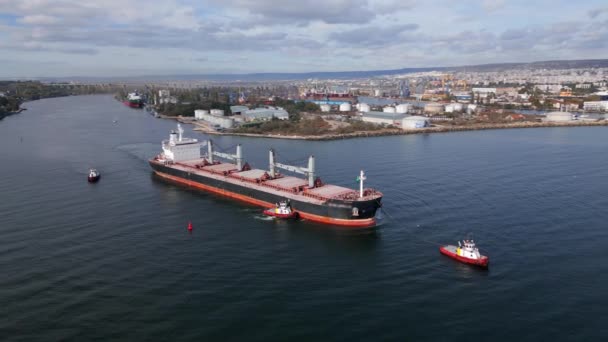 Navio Carga Maciça Graneleiro Deixa Porto Acompanhado Por Rebocadores Vista — Vídeo de Stock