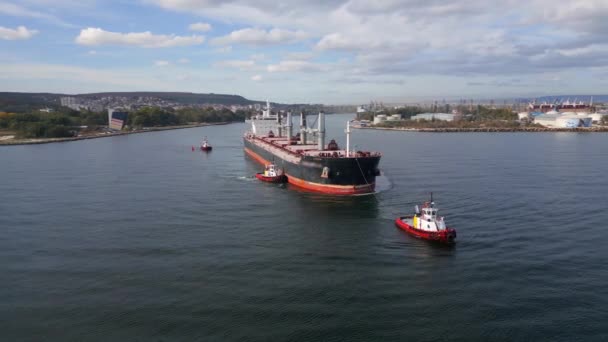 一艘大型货轮散装货船在拖船的陪同下驶离海港 从空中俯瞰 — 图库视频影像