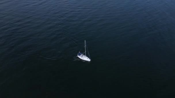 Motoru Çalışır Vaziyette Denizde Yelken Açan Bir Yat Rüzgarsız Havada — Stok video