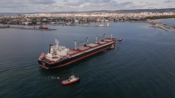 Büyük Bir Kargo Gemisi Römorkör Hava Manzarasıyla Birlikte Limandan Ayrılıyor — Stok video