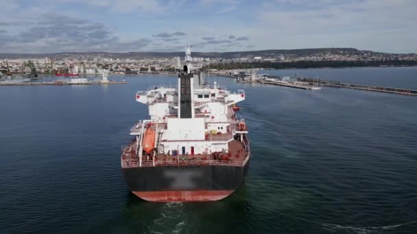 Přístavu Odplouvá Masivní Nákladní Loď Doprovázená Vlečnými Čluny Letecký Pohled — Stock video