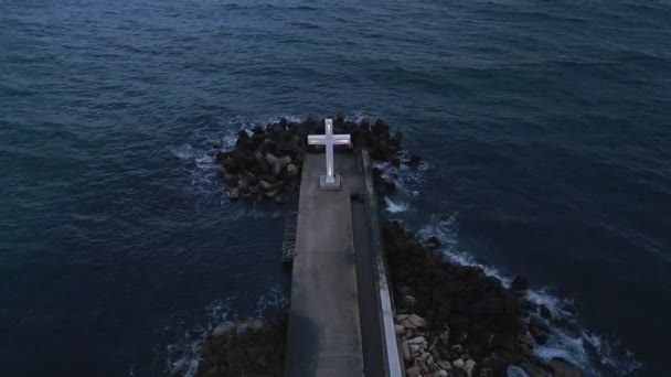 Большой Христианский Крест Стоит Краю Пирса Против Драматического Неба Моря — стоковое видео