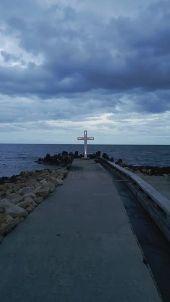 Ein Großes Christliches Kreuz Steht Rand Einer Seebrücke Vor Einem — Stockvideo
