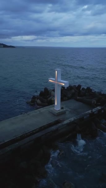 Duży Chrześcijański Krzyż Stoi Skraju Molo Przed Dramatycznym Niebem Morzem — Wideo stockowe