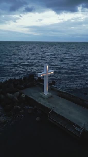 Sebuah Salib Kristen Besar Berdiri Tepi Dermaga Menghadap Langit Dan — Stok Video