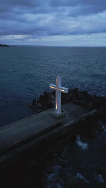 Una Gran Cruz Cristiana Encuentra Borde Muelle Contra Cielo Mar — Vídeos de Stock