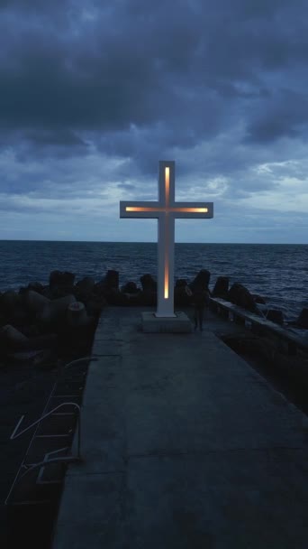 Una Gran Cruz Cristiana Encuentra Borde Muelle Contra Cielo Mar — Vídeo de stock