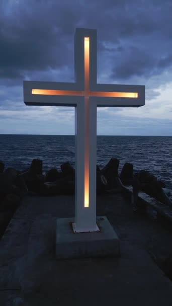 Ett Stort Kristet Kors Står Vid Kanten Pir Mot Dramatisk — Stockvideo
