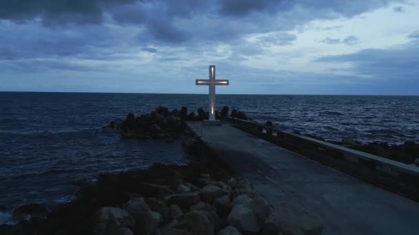 Uma Grande Cruz Cristã Está Beira Cais Contra Céu Mar — Vídeo de Stock