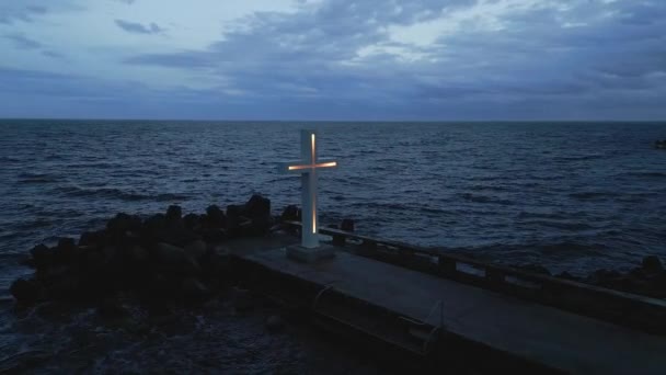 Une Grande Croix Chrétienne Dresse Bord Une Jetée Contre Ciel — Video