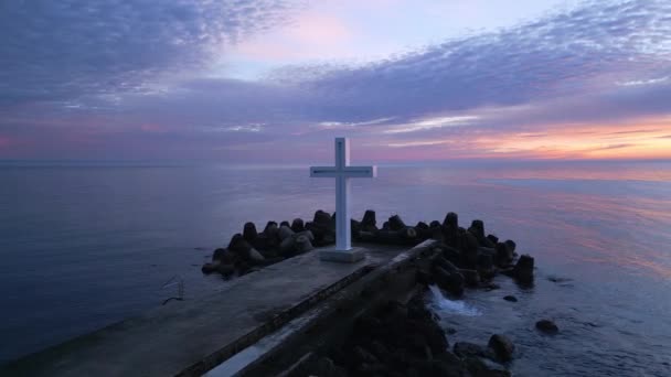 Ein Flug Ein Christliches Kreuz Frühen Morgen Bei Sonnenaufgang Das — Stockvideo