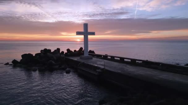 Lot Wokół Chrześcijańskiego Krzyża Wczesnym Rankiem Wschodzie Słońca Duży Krzyż — Wideo stockowe