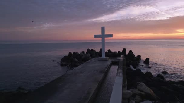 Een Vlucht Rond Een Christelijk Kruis Vroeg Ochtend Bij Zonsopgang — Stockvideo
