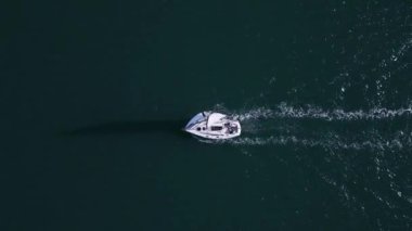 Yelkenli bir yat, rüzgarın sürüklediği denizleri aşan yarışlar düzenliyor. Hava görünümü.