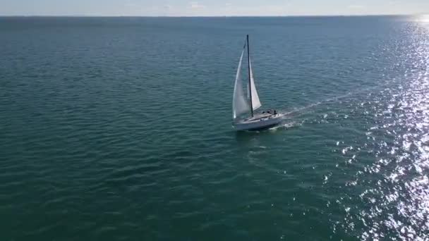 すべての帆を持つヨットは 風によって推進される海を横切ってレースを設定します エアリアルビュー — ストック動画