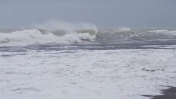 黒海で信じられないほど強力な嵐の間に巨大な波を引っ張る — ストック動画