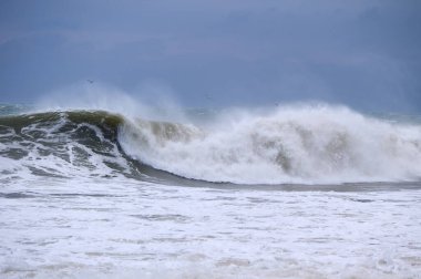 Karadeniz 'deki inanılmaz güçlü bir fırtına sırasında şiddetli dalgalar..