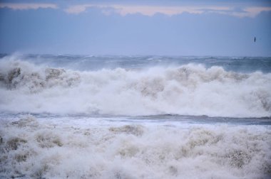 Karadeniz 'deki inanılmaz güçlü bir fırtına sırasında şiddetli dalgalar..