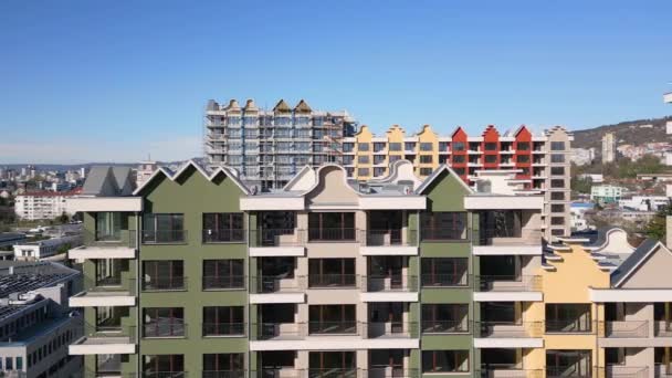 Fachada Edificio Residencial Nueva Construcción Con Colores Brillantes — Vídeo de stock