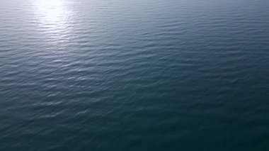 Deniz yüzeyinin havadan görünüşü güneşi yansıtıyor..