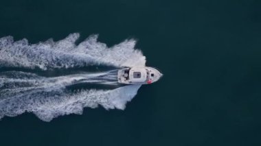Açık mavi denizde sürat teknesinin hava görüntüsü.