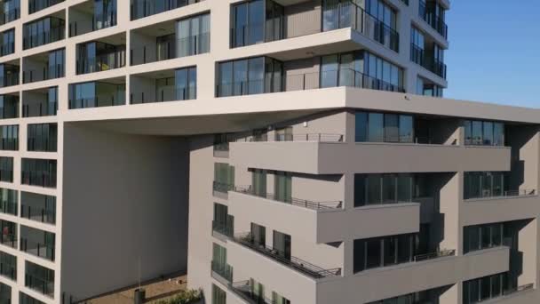 Vol Par Drone Long Façade Immeuble Bureaux Résidentiel Moderne — Video