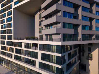 Modern bir ofis ya da konut arka planı boyunca İHA uçuşu.