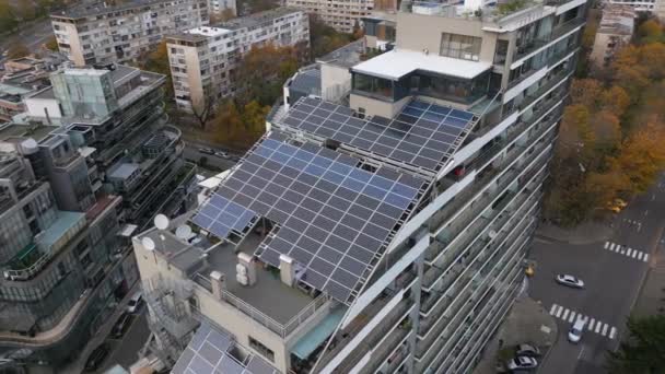 屋根に太陽電池パネルが付いている現代オフィスか住宅の建物の正面に沿ってドローン飛行 — ストック動画