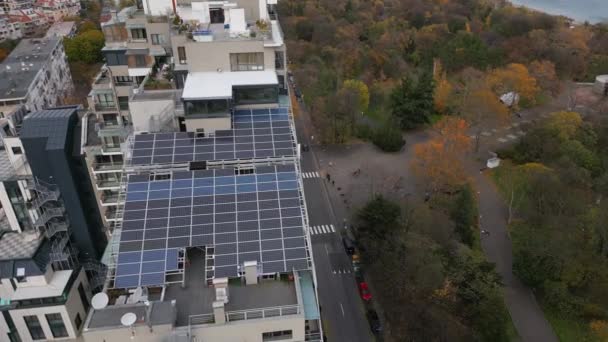 屋根に太陽電池パネルが付いている現代オフィスか住宅の建物の正面に沿ってドローン飛行 — ストック動画