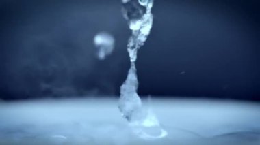 Kaynayan su süreci, nemlendiriciden fışkıran bir su akıntısı ya da yakınlaştırılmış bir dağıtıcı..