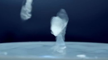 Kaynayan su süreci, nemlendiriciden fışkıran bir su akıntısı ya da yakınlaştırılmış bir dağıtıcı..
