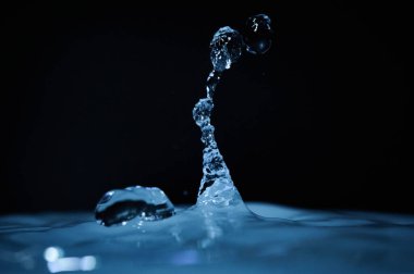 Kaynayan su süreci, nemlendiriciden fışkıran bir su akıntısı ya da yakınlaştırılmış bir dağıtıcı..