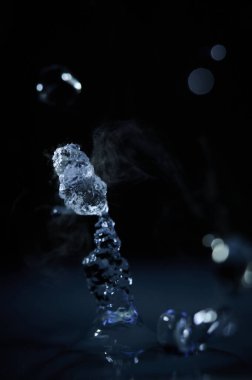 Kaynayan su süreci, nemlendiriciden fışkıran bir su akıntısı ya da yakınlaştırılmış bir dağıtıcı..