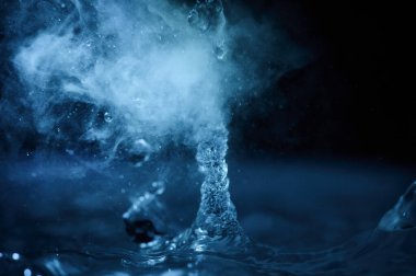 Kaynayan su süreci, nemlendiriciden fışkıran bir su akıntısı ya da yakınlaştırılmış bir dağıtıcı..